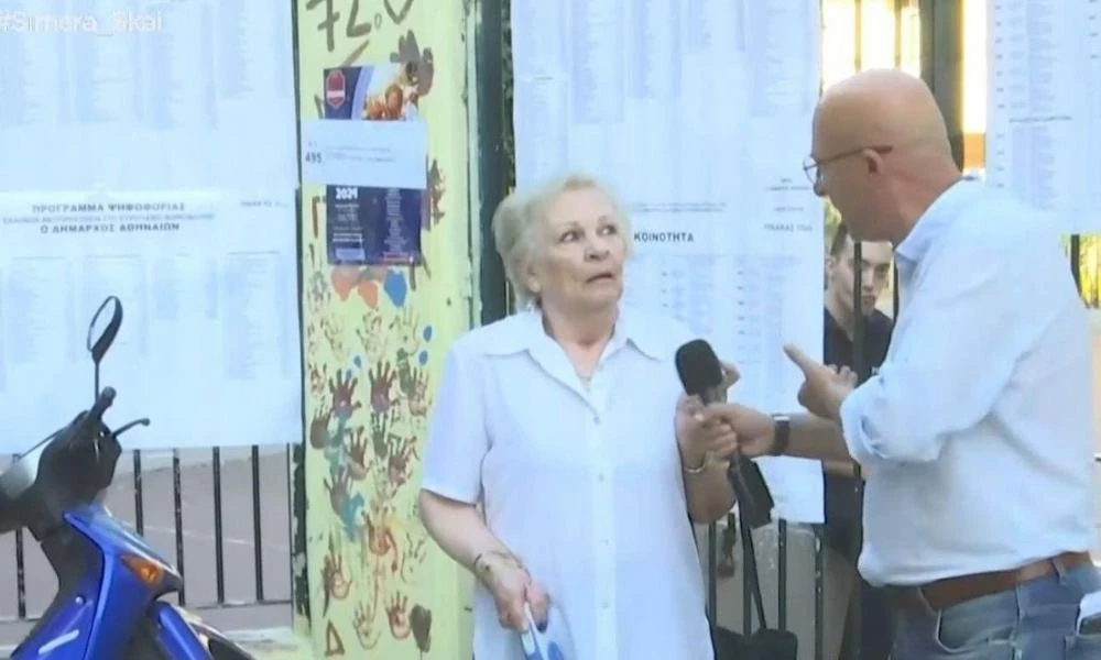 Ευρωεκλογές: Έξαλλη ηλικιωμένη έξω από εκλογικό τμήμα - «Μια ζωή εδώ ψήφιζα, με άλλαξαν, τώρα δεν πάω»